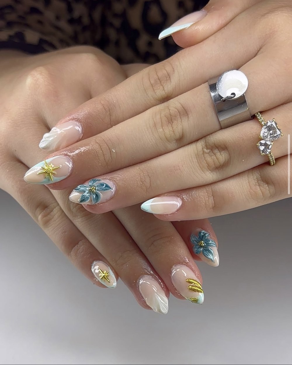 Nail art fleurs bleues et blanches avec détails dorés sur pose gel X