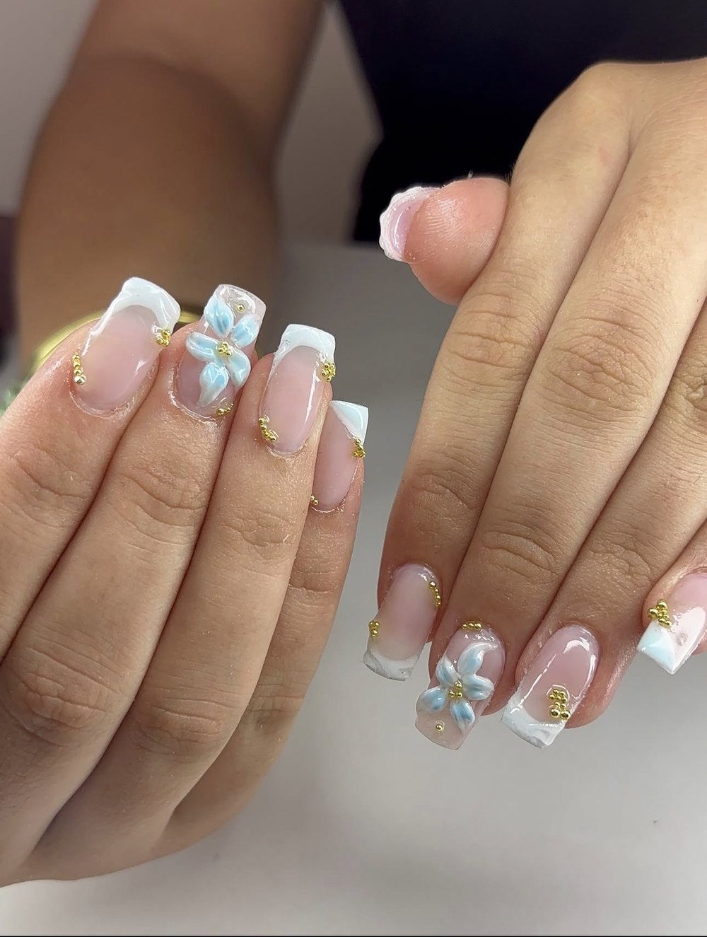 French blanche carrée avec fleur bleue 3D et perles dorées