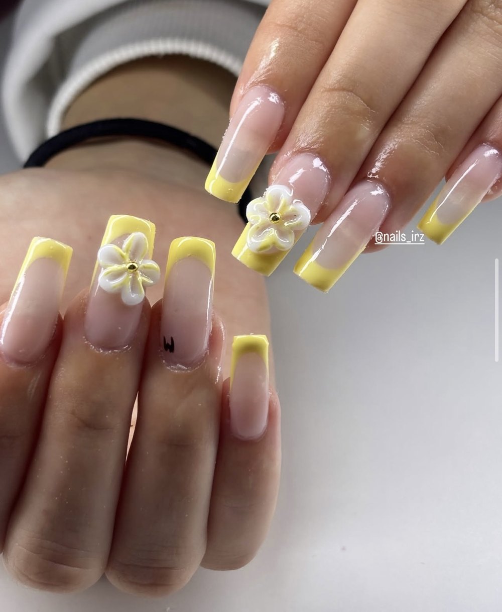 French jaune longue carrée avec fleurs blanches 3D
