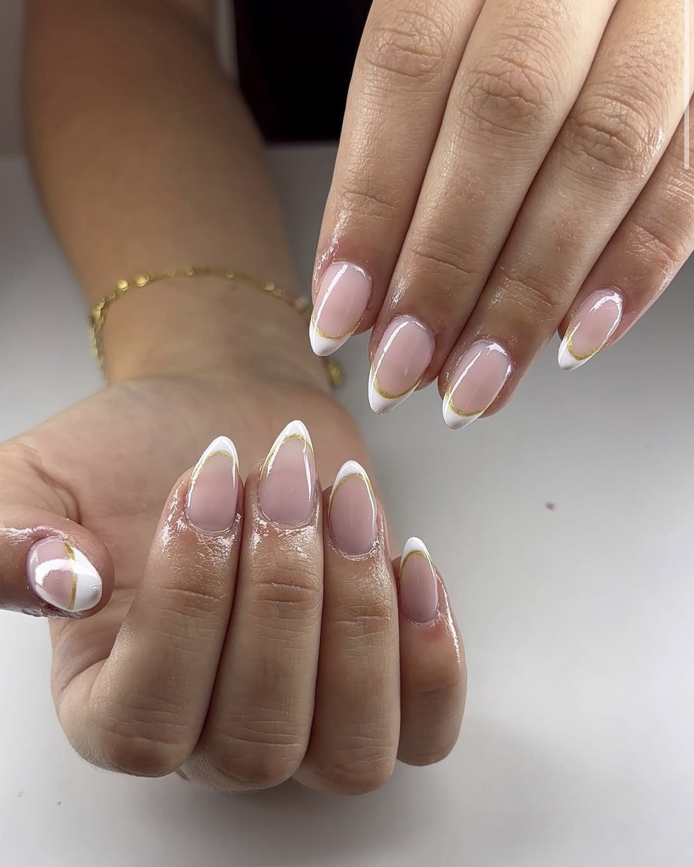 French blanche fine sur ongles amande, liseré doré